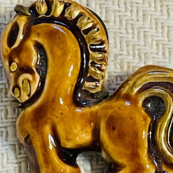 Figural Horse Brooch Tan/Gold Ceramic Vintage Doliet France Brass Trombone Clasp - Picture 4 of 8
